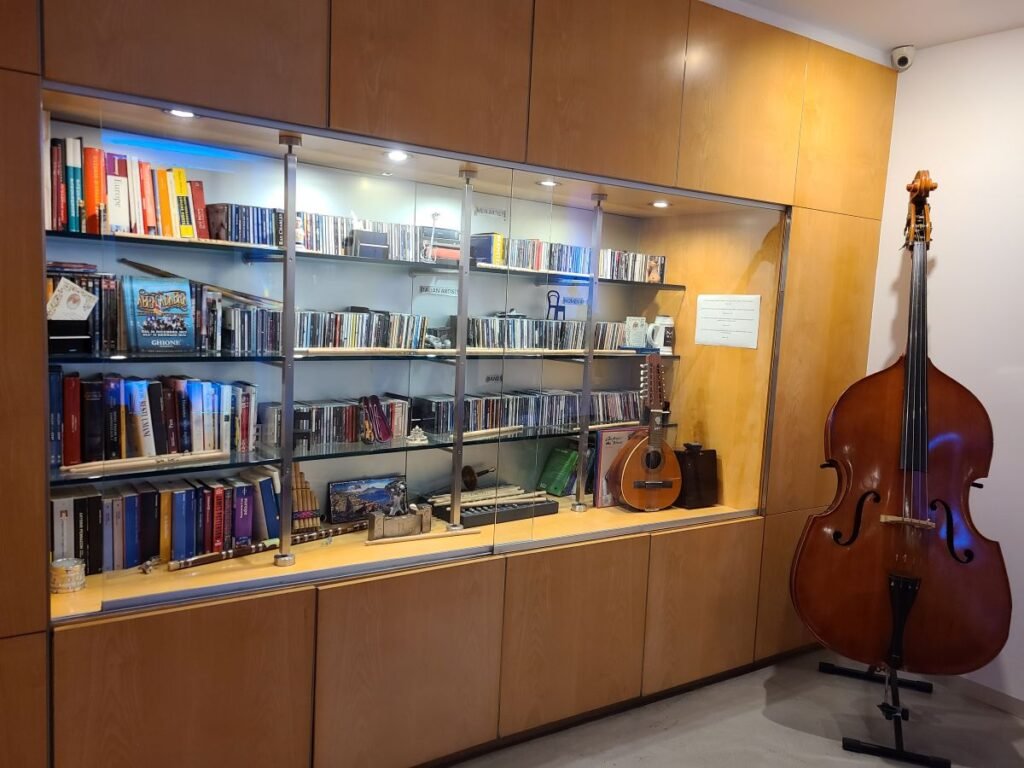 Musical instruments and display cabinet in the lobby of Hotel Franklin Feel The Sound