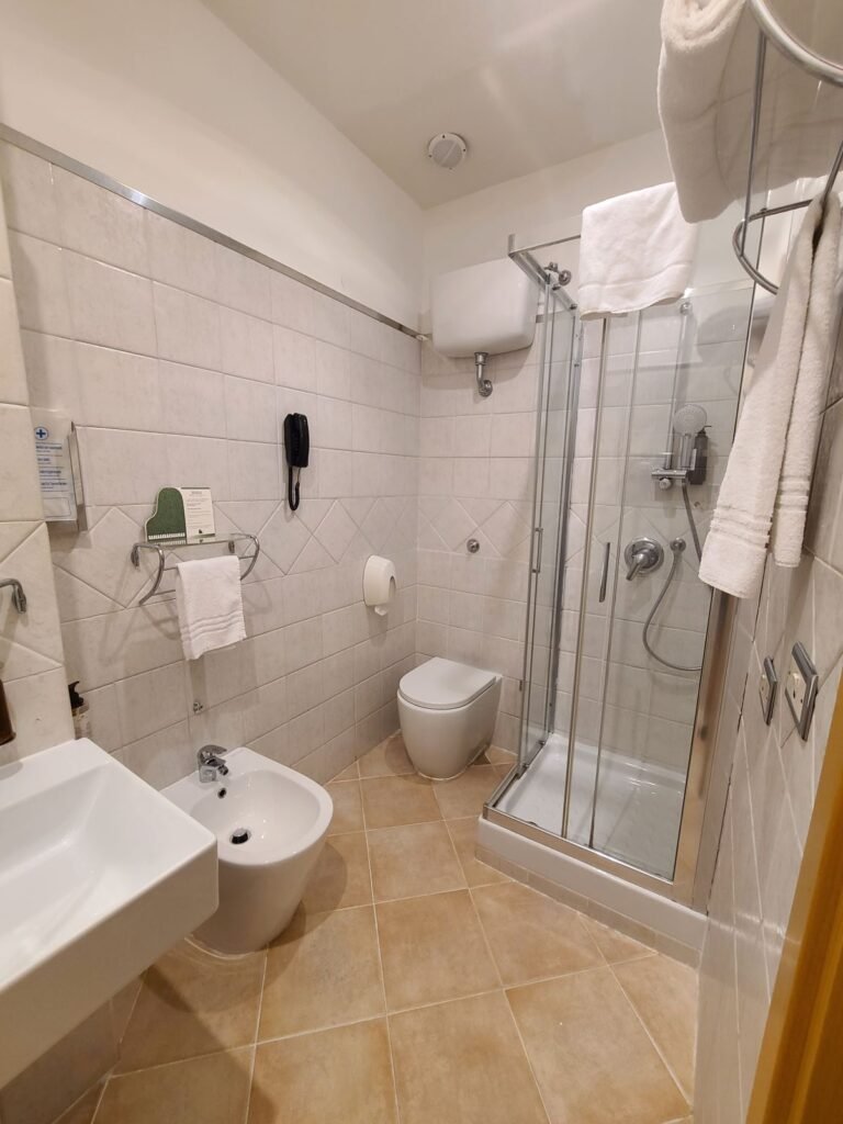 Another view of the bathroom at Hotel Franklin Feel The Sound