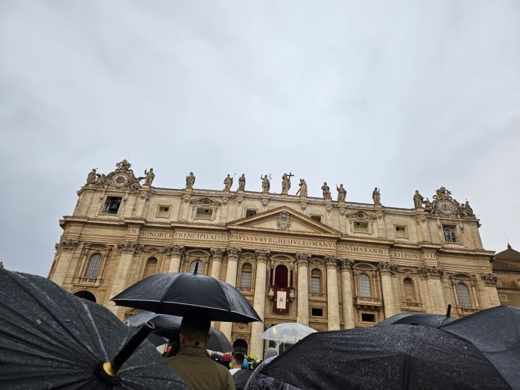 Crowd waiting for the Pope in St. Peter's Square